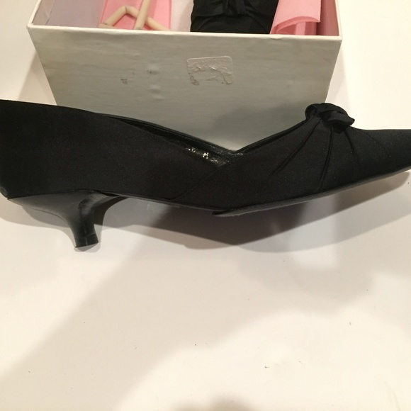 Kenneth Cole Black Satin 7.5 tapered toe, low heel - Picture 7 of 8